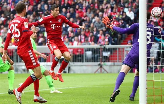 Robert Lewandowski z Bayernu Mnichov skóruje v utkání s Hannoverem.