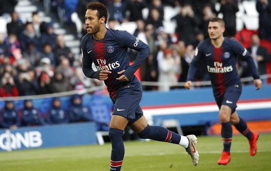 Neymar (vlevo) vsítil v utkání s Nice jubilejním padesátý gól v dresu PSG.