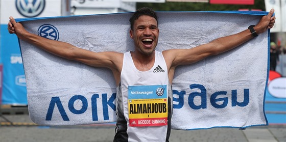 Mahdúb Dazza z Bahrajnu se raduje z vítzství na Praském maratonu.