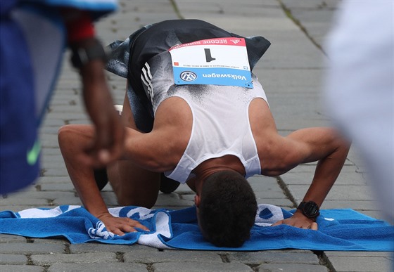 Mahdúb Dazza z Bahrajnu se raduje z vítzství na Praském maratonu.