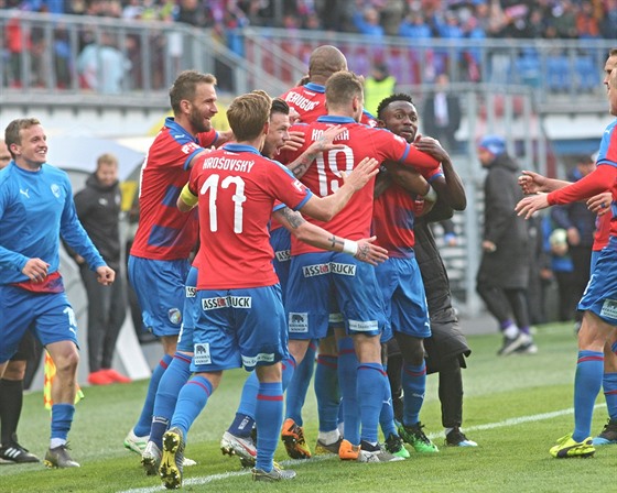 Fotbalisté Plzn se radují ze vsteleného gólu v zápase proti Jablonci.