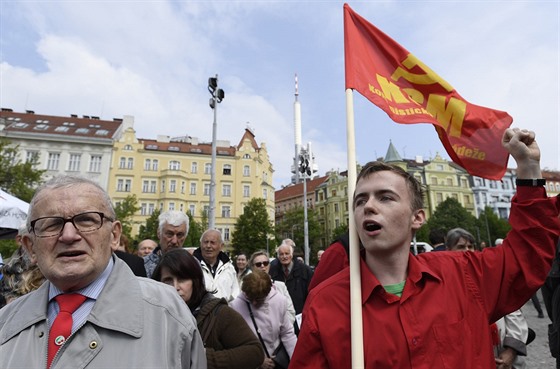 Komunisté slavili Svátek práce na námstí Jiího z Podbrad v Praze. (1. 5....