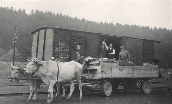 Na Karltejn se knihy vozily autem, do Pohledu vlakem a dál na valníku taeném...