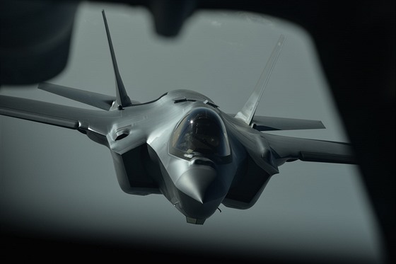 Letoun F-35A amerického letectva při první bojové misi proti islamistům v Iráku