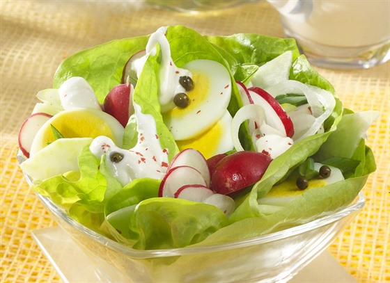 Hlávkový salát s jarní zeleninou a vejcem