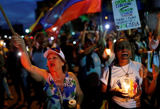 Venezuelané pili uctít obti protivládních nepokoj v Caracasu. (5. kvtna...