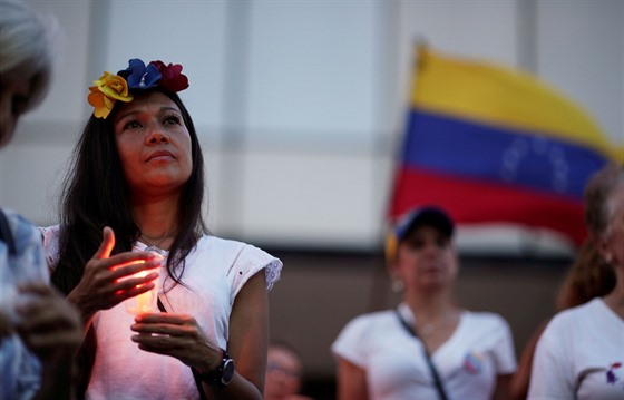 Venezuelané pili uctít obti protivládních nepokoj v Caracasu. (5. kvtna...