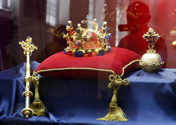 Na zámku Kozel je k vidní výstava o korunovaních klenotech a období Karla IV.