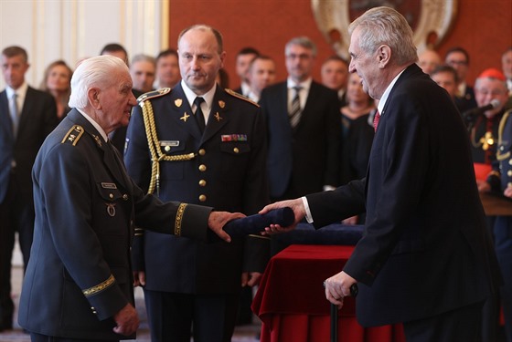Jmenování generálů na Pražském hradě v květnu 2019, prezident Miloš Zeman povyšuje veterána RAF, válečného letce, Emila Bočka.