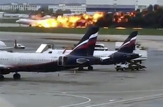 Ruské dopravní letadlo Suchoj Superjet 100 spolenosti Aeroflot pistávalo...