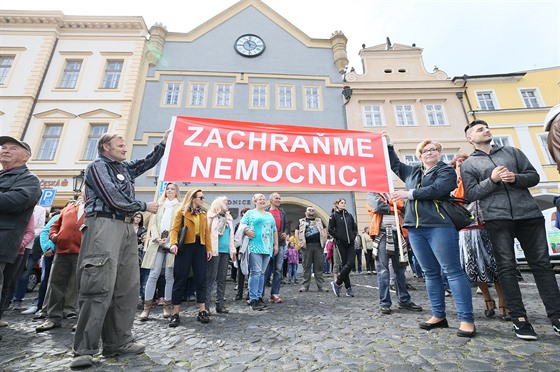 Protestní akce proti prodeji litomické nemocnice a pochod do centra msta.