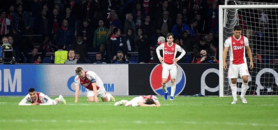 Fotbalisté Ajaxu Amsterdam v ele s kapitánem Matthijsem de Ligtem poté, co v...