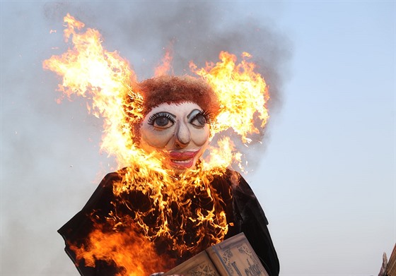 �arod�jnici na Ladronce pohlcují plameny.