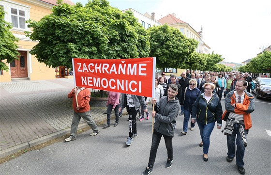 Nkolik stovek lidí protestovalo a podepisovalo petici proti prodeji akcií...