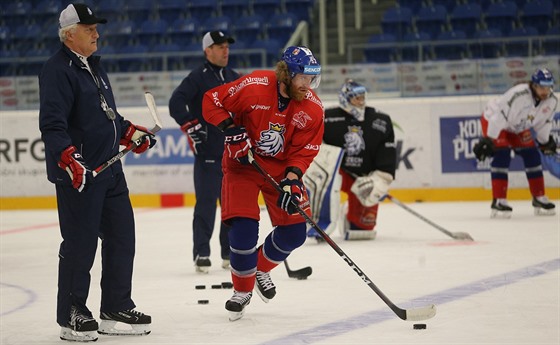 Trenér Milo íha a Jakub Voráek na tréninku eské hokejové reprezentace.