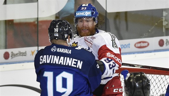 Finský hokejista Veli-Matti Savinainen se pere s Jakubem Vorákem z eska.