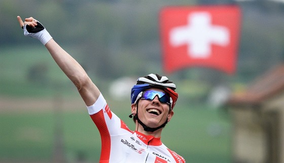 Francouzský cyklista David Gaudu se raduje z vítzství ve tetí etap závodu...