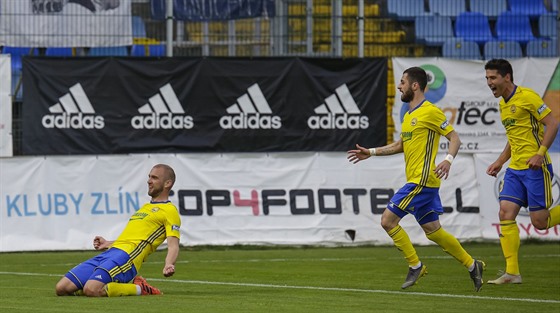 Zlínský fotbalista Marek Hlinka (vlevo) se raduje z gólu v zápase s Olomoucí.