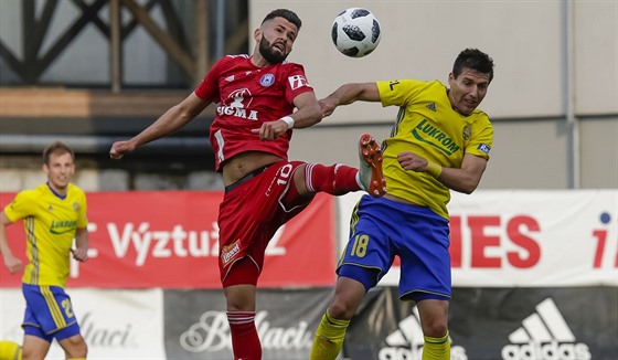 Zlínský obránce Zoran Gaji (vpravo) v souboji s Jakubem Yunisem z Olomouce.