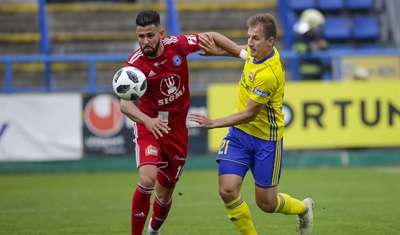 Zlínský Josef Hnaníek (vpravo) v souboji s Jakubem Yunisem z Olomouce.