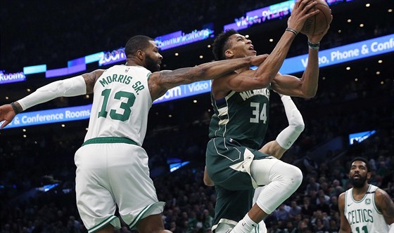 Giannis Antetokounmpo z Milwaukee zakonuje na ko Bostonu. Brání ho Marcus...