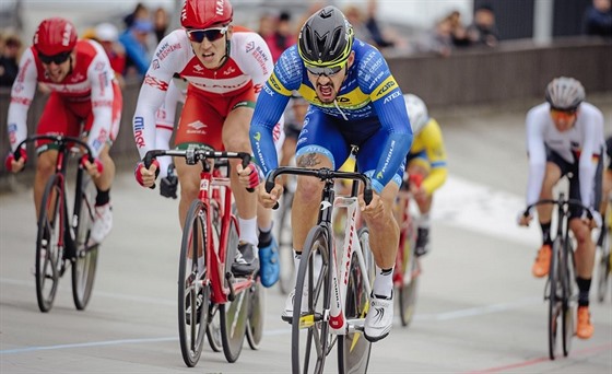 Daniel Babor z Tufo Pardus Prostjov takto ovládl scratch na domácím velodromu...