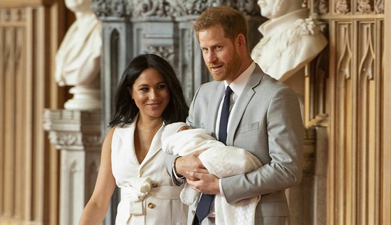 Princ Harry a vévodkyn Meghan poprvé ukázali syna, který dostal jméno Archie...