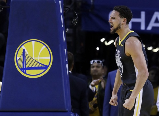 Klay Thompson z Golden State slaví povedenou akci proti Houstonu.