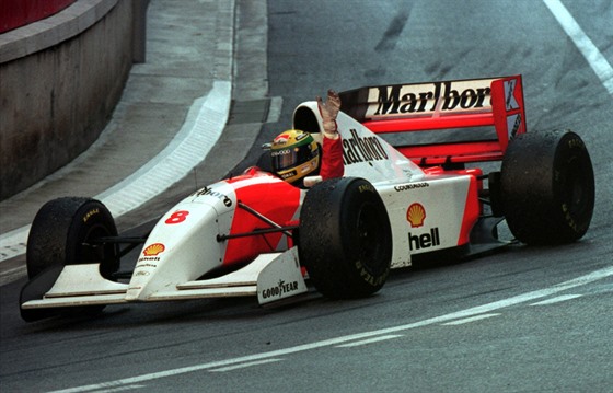 Ayrton Senna zdraví diváky po výhe v Monaku, rok 1993.