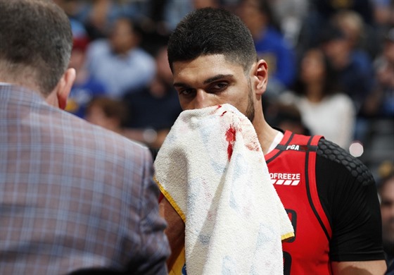 Enes Kanter z Portlandu se drí za krvácející nos.