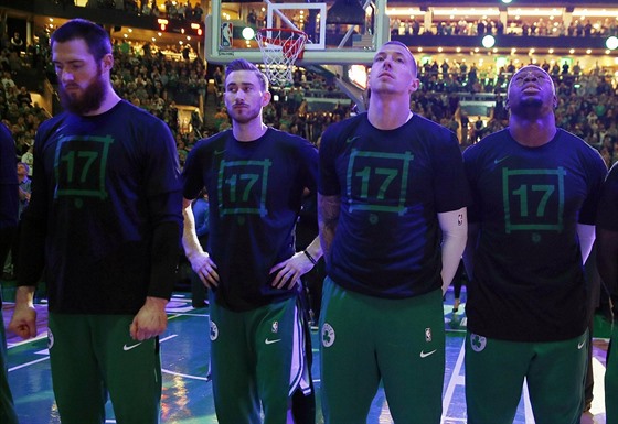 Basketbalisté Boston Celtics si oblékli trika s íslem 17 k poct nedávno...