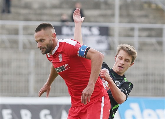 Pavel Eismann (vlevo) ze Zbrojovky Brno v zápase s Hradcem Králové