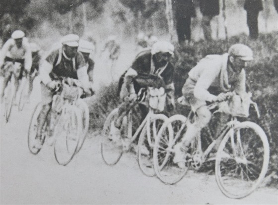 PRVNÍ RONÍK. Cyklisté Rossignoli, Galetti a Ganna na trati premiérového Gira...