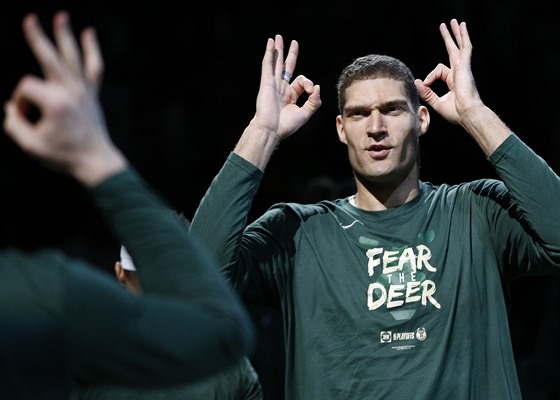 Brook Lopez z Milwaukee slaví trojku.