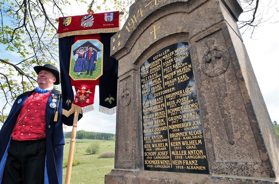 Slavnostní akt odhalení obnoveného pomníku obětem 1. světové války v zaniklé...