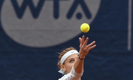 eská tenistka Lucie afáová podává na turnaji v Praze.
