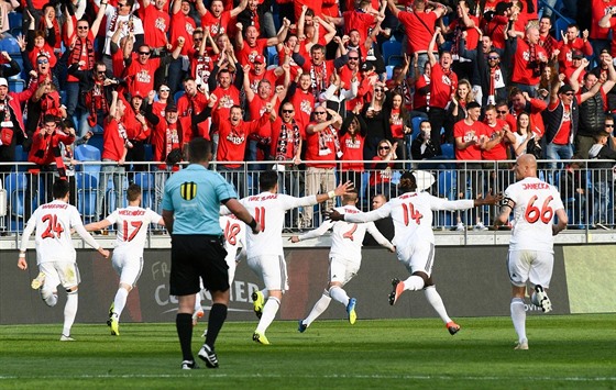 Trnavtí fotbalisté slaví gól ve finále poháru.