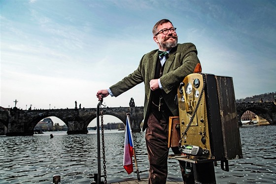 V roce 1993 za�al Bergman provozovat p�ívoz na Vltav� u Karlova mostu a na...