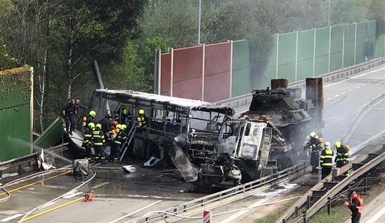 Na Praském okruhu boural  a shoel autobus vzeské sluby. Jeden lovk pi...