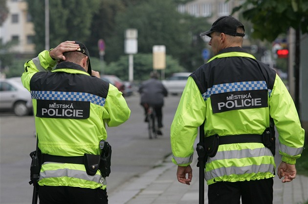 Dívka odhodila papír od sušenky na zem, strážníci ji odvedli v poutech