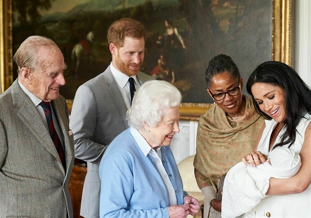 V překladu knihy o Meghan a Harrym uvedli, kdo řešil Archieho barvu kůže