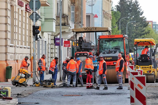 Oprava povrchu Západní ulice od Chebského mostu po kiovatku s ulicí Dr....