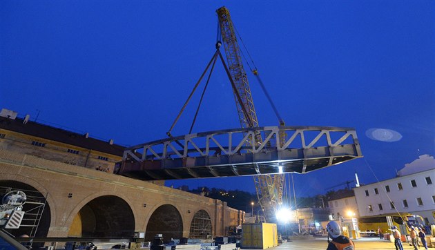Stavbai usazovali novou mostní konstrukci na ást Negrelliho viaduktu v Praze....