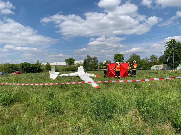 Vtro havaroval na okraji Hranic do stedu kruhového objezdu. Pilot nepeil...