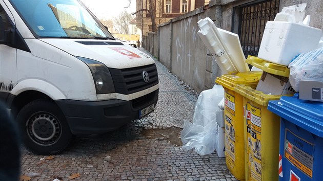 Na základ dneního výtisku Metra posílám fotografie z problémového parkování v ulici v Praze 2, Na Bojiti naproti restauraci U Kalicha.
Jedná se o hlavní pístupový chodník k Veobecné fakultní nemocnici, ke kolce aj.
Stále se tam parkuje nedovoleným