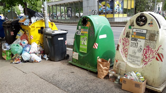 Velký nepoádek na Vinohradech u kontejner