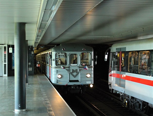 45 let provozu metra a jízdy historických souprav