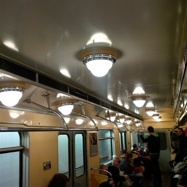 Osvtlení cestujících v metru ped 45 lety v souprav Es.