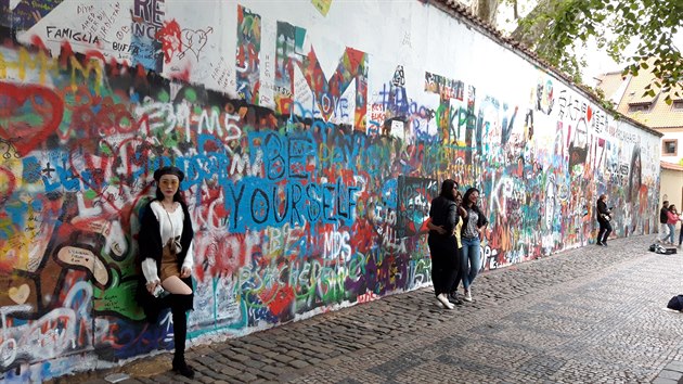 Nejnovjí podoba Lennonovy zdi pitahuje fotografy