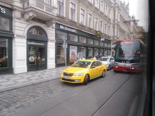 Taxikái blokují tramvaje schváln.